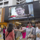 Una pantalla gigante con la imagen de Snowden en un programa de noticias en Hong Kong.