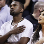West y Kim Kardashian en un partido de baloncesto. ANDREW INNERARITY