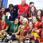 Las chicas de la selección de hockey sobre patines celebran el título mundial conquistado en Chile.