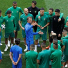 Hervé Renard, en el centro, da una charla a los jugadores de la selección marroquí