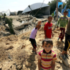 Varios jóvenes palestinos en la zona destruida por los cazas israelíes.