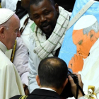 Un inmigrante muestra al Papa el retrato que le ha hecho, durante la audiencia general de los miércoles en el Vaticano