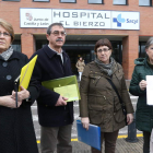 Vecinos de Congosto entregaron ayer las firmas en las oficinas de la Gerencia en el Hospital. LDM