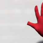 Protesta en Pamplona exhibiendo manos rojas, símbolo contra las agresiones sexuales.