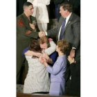 Laura Bush observa el abrazo de una iraquí y la madre de un soldado