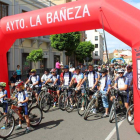 Las dos jóvenes promesas de la Peña El Piñón Cortes dan la salida de la fiesta de la bici solidaria.