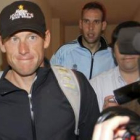 Lance Armstrong a su llegada a un hotel de Palencia para participar en la Vuelta a Castilla y León