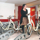 Martín-Granizo y Gavilanes junto a las bicicletas municipales.