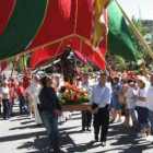 La imagen de San Roque, flanqueada ayer por la mañana por numerosos pendodes de la zona.