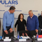 Los miembros de la ponencia territorial del PP con la vicepresidenta Soraya Sáenz de Santamaría, en un acto en Barcelona, el 12 de diciembre.