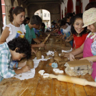 Casi un centenar de niños disfrutaron con los talleres para modelar el barro. CAMPOS