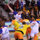 Iosu Goñi lanza ante la férrea defensa rival.