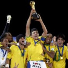 Los integrantes de la selección brasileña levantan la copa que les acredita como campeones.