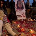 Vigilia por Zainab Ansari (en la imagen), la niña de 7 años violada y asesinada a principios de año, en Islamabad (Pakistán), el 11 de enero.