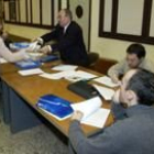 Aspecto de la mesa electoral de la Inspección de Trabajo, donde una funcionaria deposita su voto