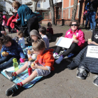 Los padres y alumnos del colegio de Cuatrovientos comiendo un bocadillo de protesta. L. DE LA MATA
