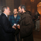 El actor estadounidense Jim Caviezel con el alcalde de León esta mañana, en la Catedral.