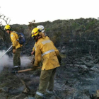 Unos bomberos trabajando este domingo para apagar el fuego declarado en el islote de S'Espalmador.