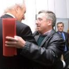 Gorka Landáburu saluda a Luis del Olmo a su llegada a la Casa de la Cultura de Ponferrada