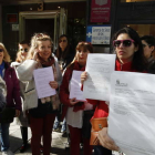 Aspirantes leonesas ante la Gerencia de Salud de León antes de formalizar sus quejas. RAMIRO