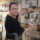 El chef Ferrán Adriá coloca en un tablón el suplemento neoyorquino que le dedicó doce páginas