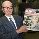 Rupert Murdoch con una de las primeras copias del nuevo dominical ‘Sun on Sunday’.