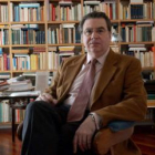 Siles, poeta y crítico, es catedrático de Filología Clásica en la Universidad de Valencia.
