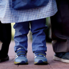Un niño es acompañado por un familiar a una guardería en una foto de archivo.