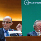 Cristóbal Montoro, junto al presidente del Círculo de Economía, Josep Piqué.