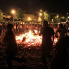 Centenares de personas se congrearon ayer en la hoguera frente a la plaza Cruz de Miranda.