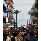 Decenas de personas pasean por las calles del centro de Benidorm, ayer. MANUEL LORENZO