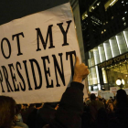 Ciudadanos protestan en Nueva York, frente a la Torre Trump.