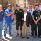 Rizzi (FIM), representante de Youthstream y los pilotos Barragán y Campano con Falagán y Palazuelo.