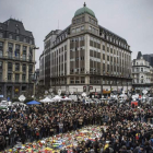 Cientos de personas guardan un minuto de silencio en la plaza de la Bolsa en Bruselas. CHRISTOPHE PETIT TESSON
