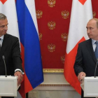 El presidente de turno de la OSCE, el suizo Didier Burkhalter, y el presidente de Rusia,Vladimir Putin, en la rueda de prensa.