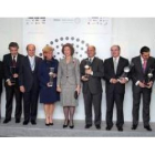 Fotografía de familia de la Reina con los premiados.