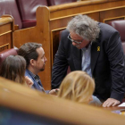 Pablo Iglesias y Joan Tardà durante la sesión parlamentaria.
