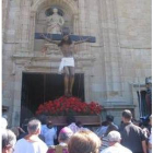 La imagen del Cristo a la salida de la iglesia de San Nicolás El Real