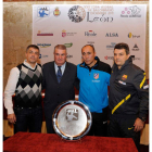 El técnico del Ademar, Isidoro Martínez, junto al presidente de la Asobal, y los técnicos del Atlético, Dujshebaev y Barça, Pascual.