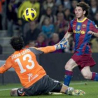 Messi eleva el balón por encima de Diego López que suponía el 2-1 para el Barcelona.