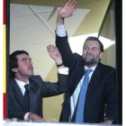 Aznar y Mariano Rajoy saludan desde la ventana de Génova