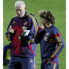Luis Aragonés conversa con Alberto Rivera durante un entrenamiento de la selección en Las Rozas
