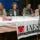 Los voluntarios de Anesvad, ayer, con las amas de casa de Doña Berenguela