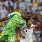 Heydari y Oshaniw luchan por un balón aéreo.