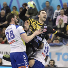 Álex Costoya, autor de cinco goles, intenta superar a la defensa de Granollers, que se impuso al ataque del Ademar en la pista vallesana. LOF