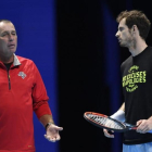 Andy Murray recibe consejos de su entrenador Ivan Lendl, durante el entrenamiento en Londres.