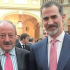 Miguel Ángel González junto al rey Felipe VI. DL