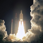 Foto facilitada por la Agencia Espacial Europea del cohete genérico Ariane 5 V169 despegando del Centro Espacial de Kouroum. ESA