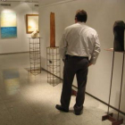 Un hombre contempla la muestra de Primo.