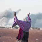 Una mujer kurda celebra un ataque aéreo de la coalición contra el EI en Kobani.